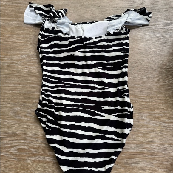 Vince Camuto women’s black & white stripe ruffle shoulder swimsuit size 10 - Picture 2 of 4